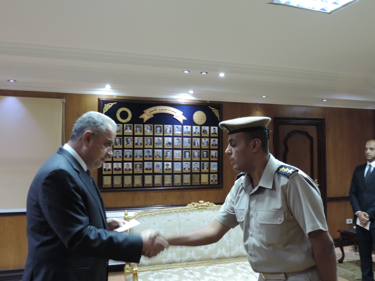 مدير الامن يكرم مدير الامن يكرم