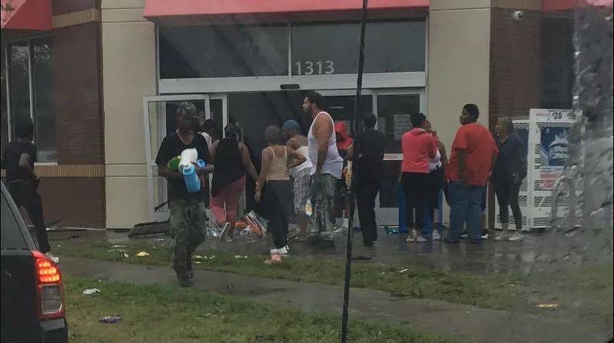 "فاميلي دولار ستور" أحد المتاجر المنهوبة