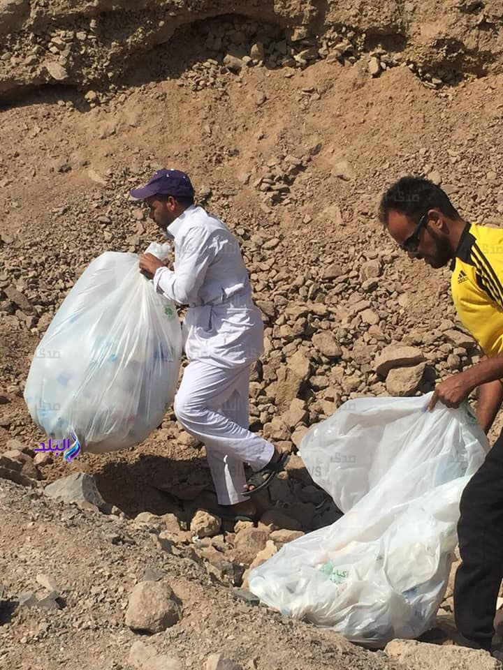 شباب بدو "دهب" ينظمون حملة لتنظيف "البلو هول" شباب بدو "دهب" ينظمون حملة لتنظيف "البلو هول"