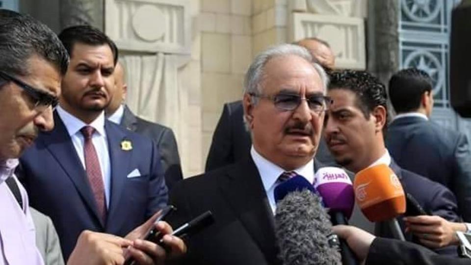 المشير حفتر ونجله يقف خلفه المشير حفتر ونجله يقف خلفه