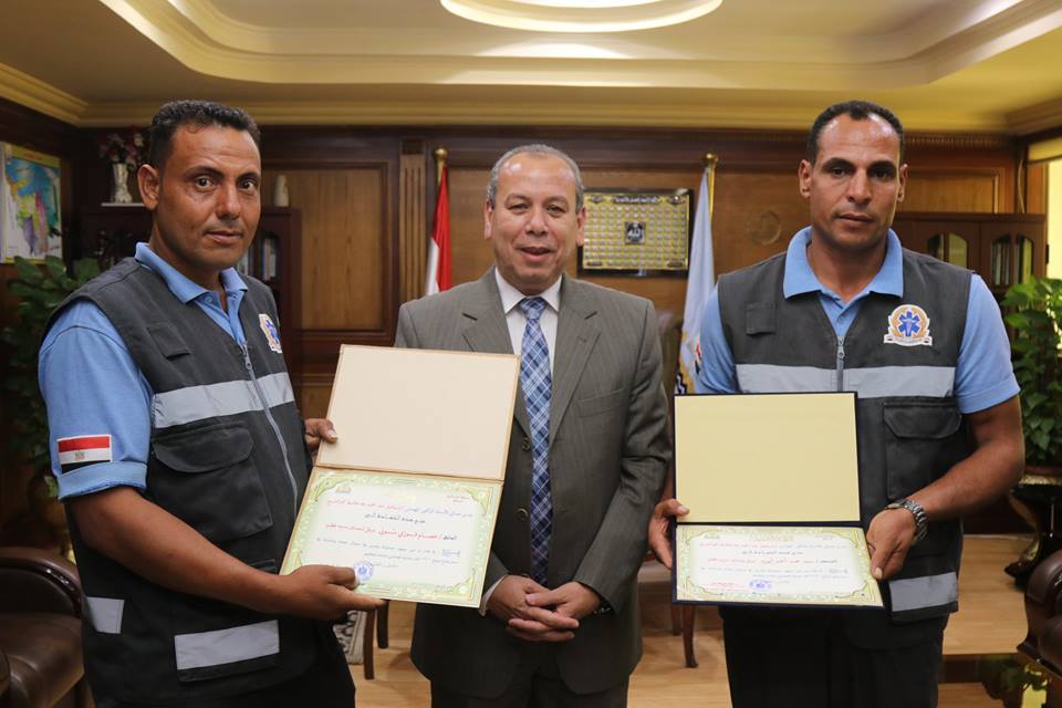 محافظ كفر الشيخ يكرم مسعفين عثرا على 870 ألف جنيه