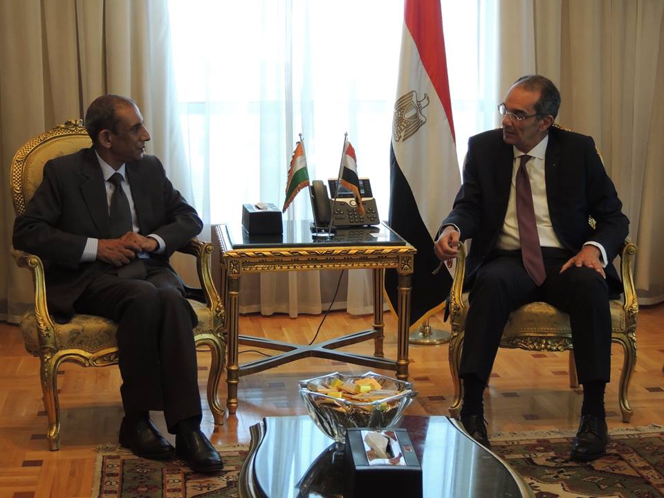 المهندس عمرو طلعت وزير الاتصالات مع السفير الهندي في القاهرة المهندس عمرو طلعت وزير الاتصالات مع السفير الهندي في القاهرة