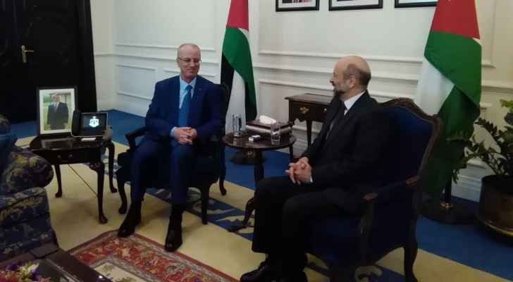 رئيس الوزراء الأردني عمر الرزاز ونظيره الفلسطيني رامي الحمد