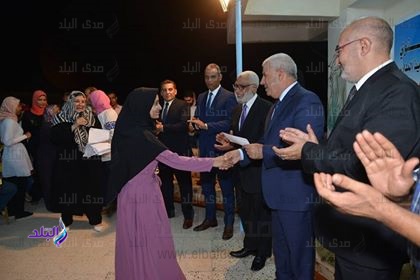 محافظ مطروح يكرم 4 طلاب من الايتام تخرجو من كليات القمة