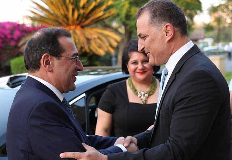 المهندس طارق الملا وزير البترول ونظيره القبرصي في نيقوسيا 