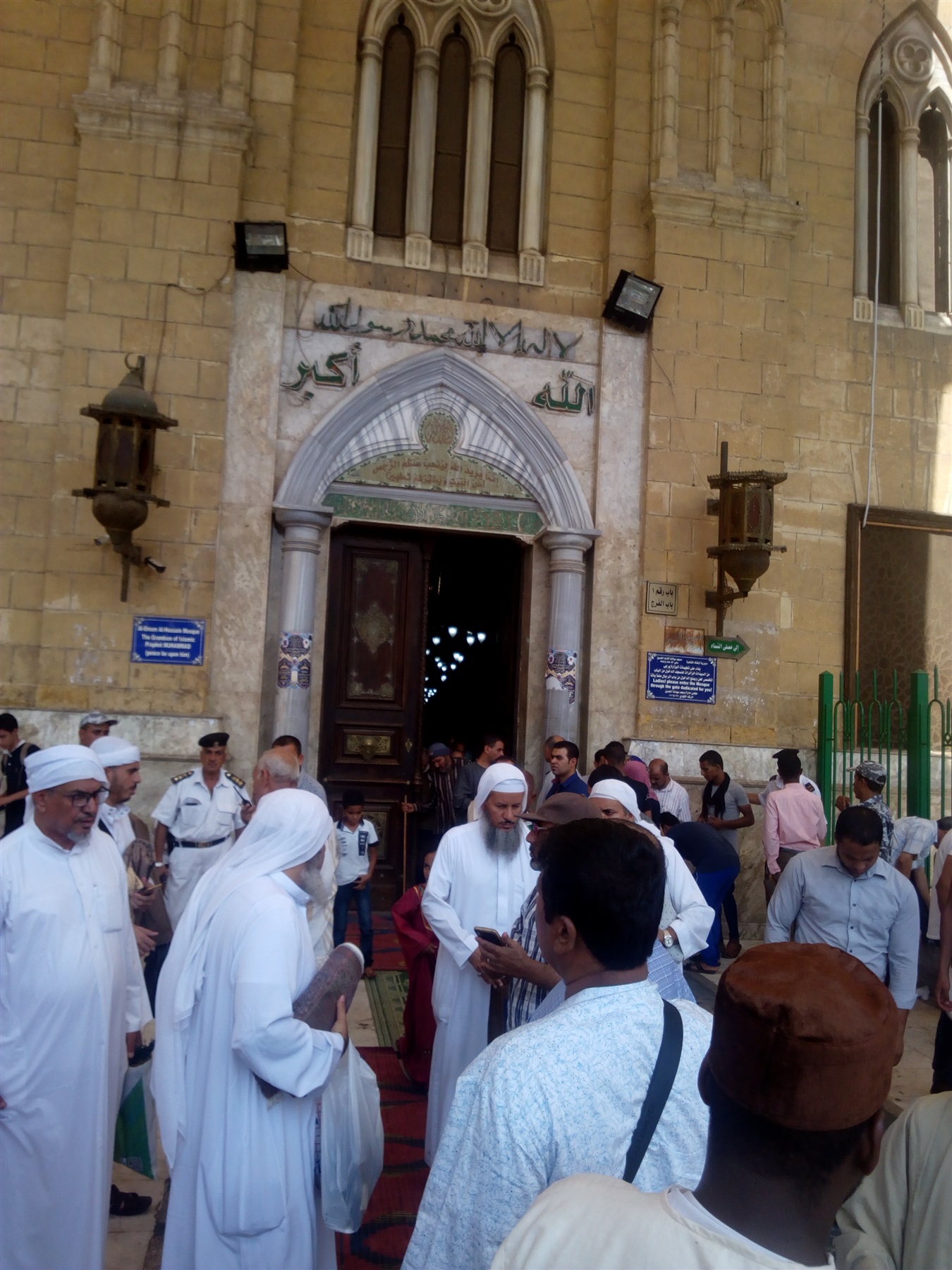 أبواب مسجد الحسين مفتوحة أمام المصلين ورواد الضريح