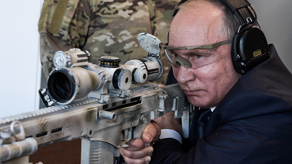 بوتين يختبر بندقية قنص جديدة 