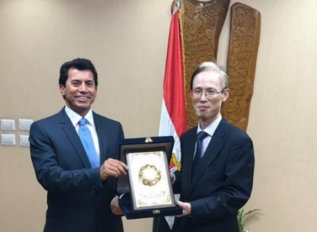 وزير الشباب والرياضة المصري مع سفير اليابان بالقاهرة وزير الشباب والرياضة المصري مع سفير اليابان بالقاهرة