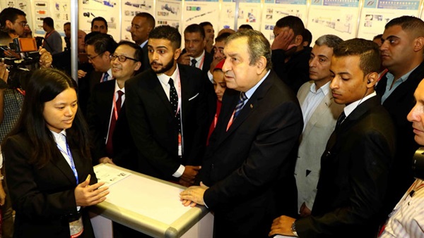 الدكتور عصام شرف خلال افتتاح المعرض الدكتور عصام شرف خلال افتتاح المعرض