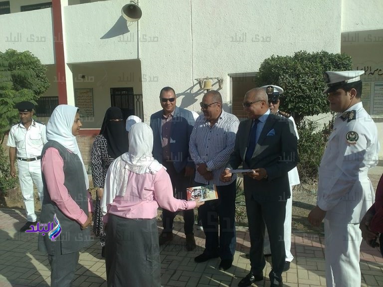 مدير امن مطروح يوزع أدوات مدرسية علي الطلاب مدير امن مطروح يوزع أدوات مدرسية علي الطلاب