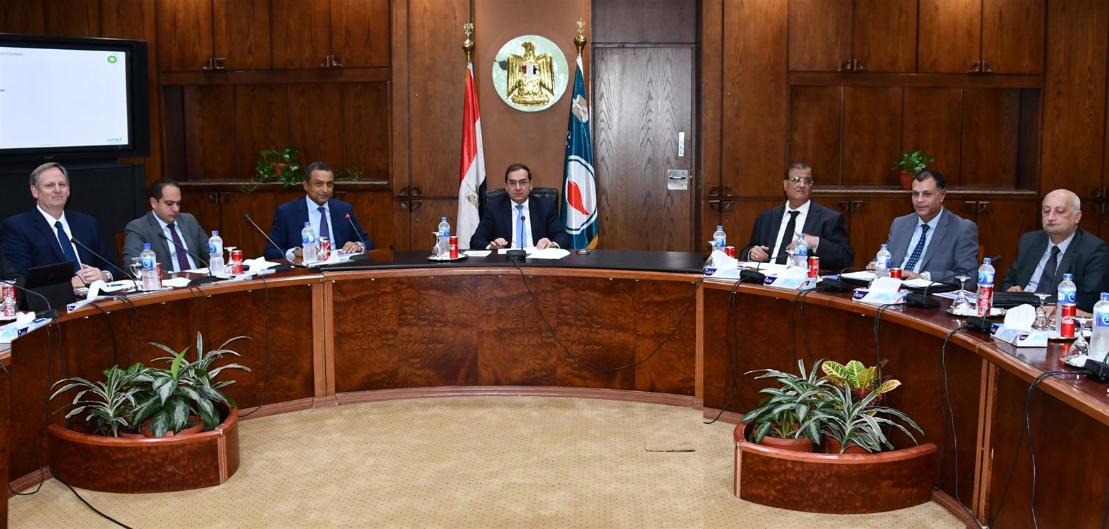 وزير البترول خلال الاجتماع 