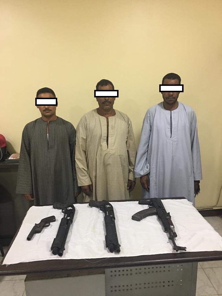 المتهمون عقب القبض عليهم