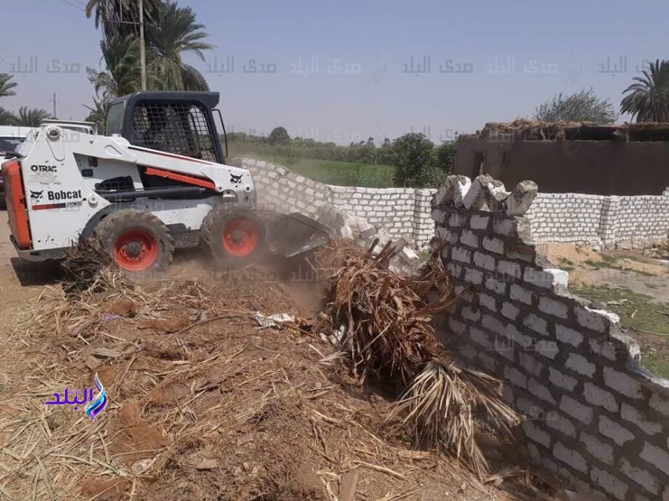 إزالة 9 حالات تعد على الأراضى الزراعية بالأقصر