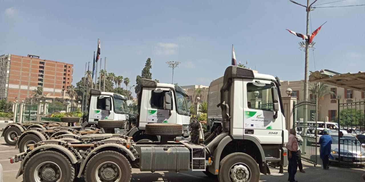 صورة لعملية تسليم منظومة النظافة