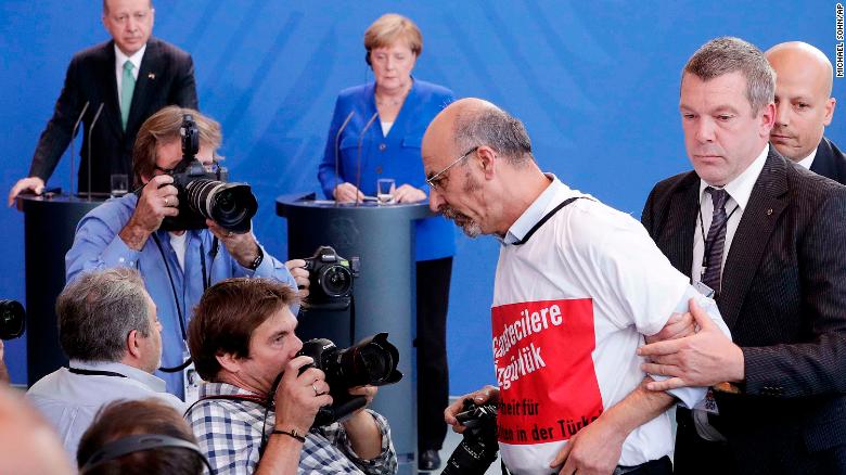 طرد رجل من المؤتمر الصحفي لميركل وأردوغان