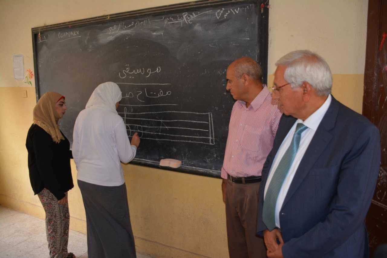 محافظ الدقهلية يتابع سير العملية التعليمية