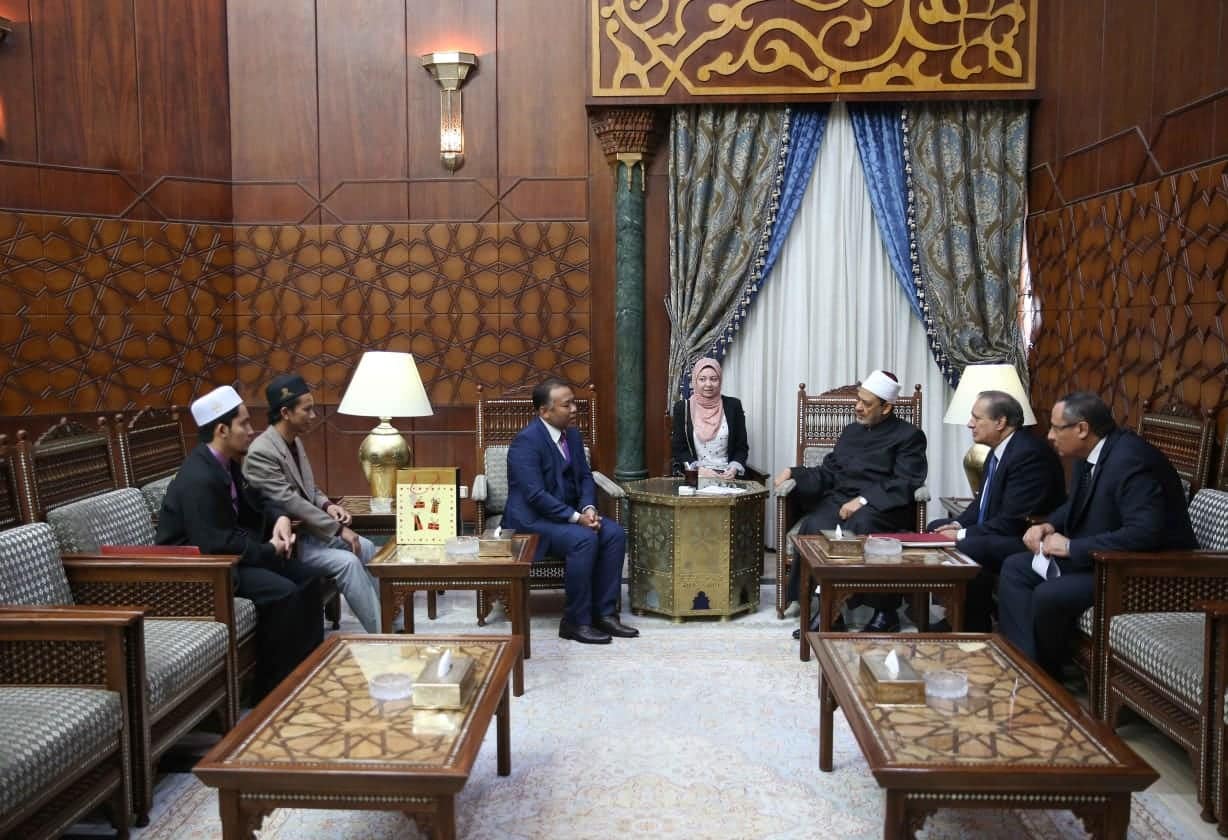 الدكتور أحمد الطيب شيخ الأزهر خلال إستقباله لسفير كمبوديا الدكتور أحمد الطيب شيخ الأزهر خلال إستقباله لسفير كمبوديا