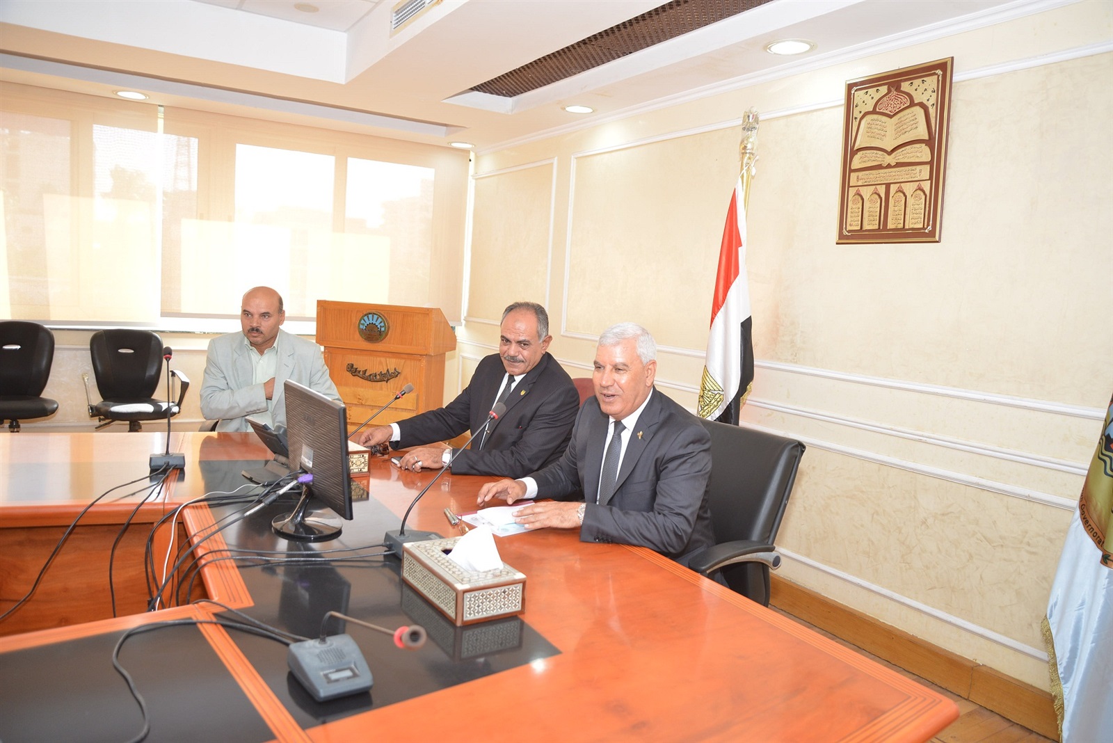 إجتماع المحافظ الدكتور نعيم مصيلحي مدير مركز بحوث الصحراء