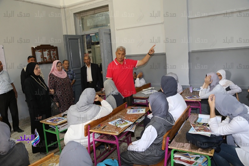 محافظ المنوفية يتفقد مدرسة ثانوي ويحضر طابور الصباح