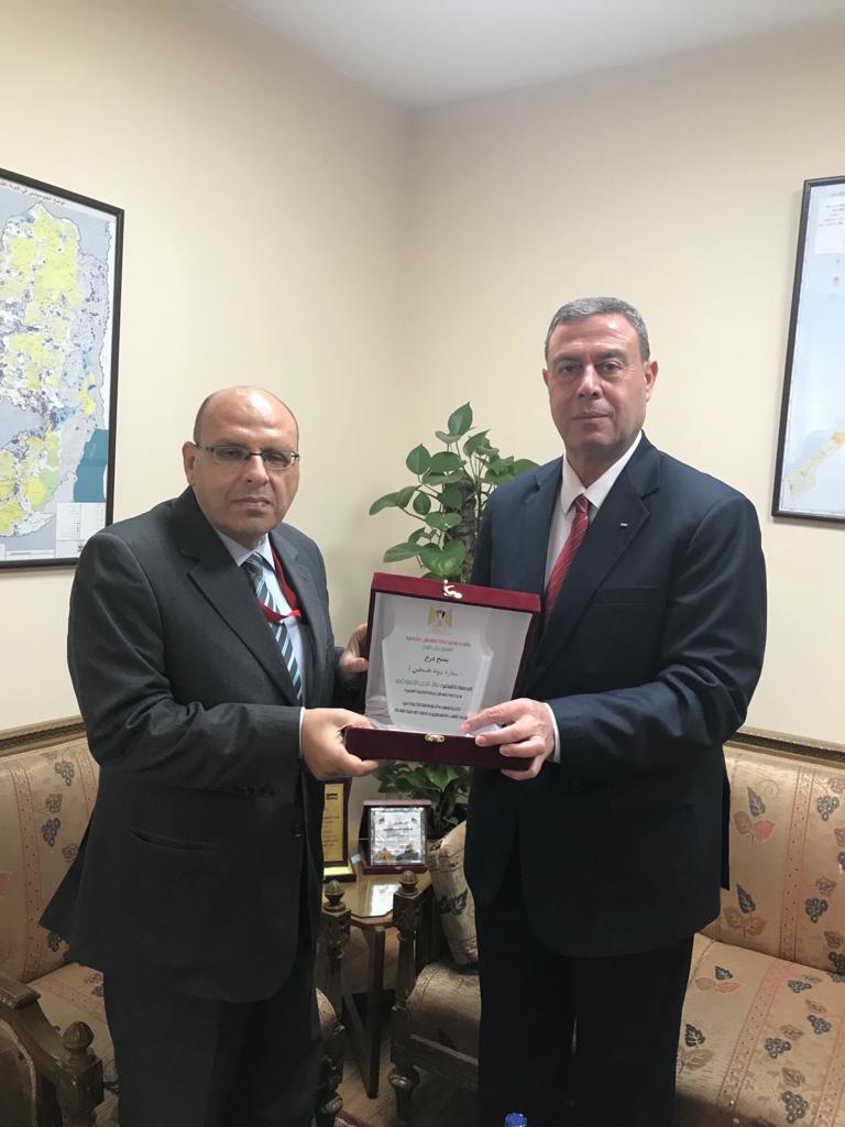 السفير الفلسطيني يكرم بهاء الدسوقي