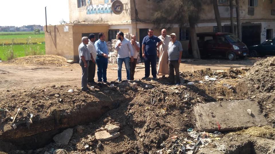 رئيس مدينة المحلة يتابع مشكلة الصرف الصحى بقرية الشهيدى رئيس مدينة المحلة يتابع مشكلة الصرف الصحى بقرية الشهيدى