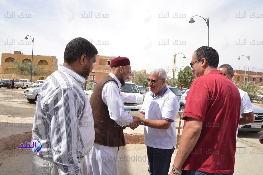 محافظ مطروح يوزع 20 طن مواد غذائية