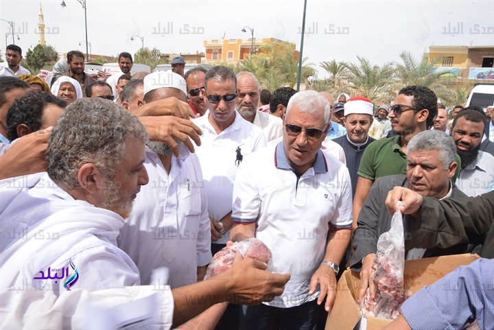 محافظ مطروح يوزع 22 طن مواد غذائية