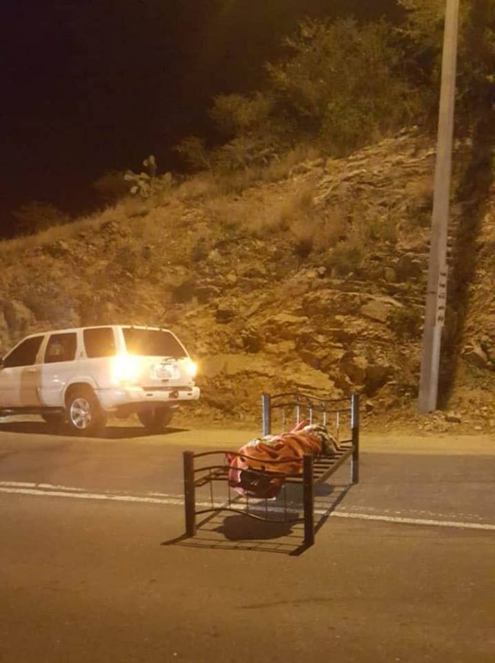 جثة مربوطة بسرير وسط الطريق العام