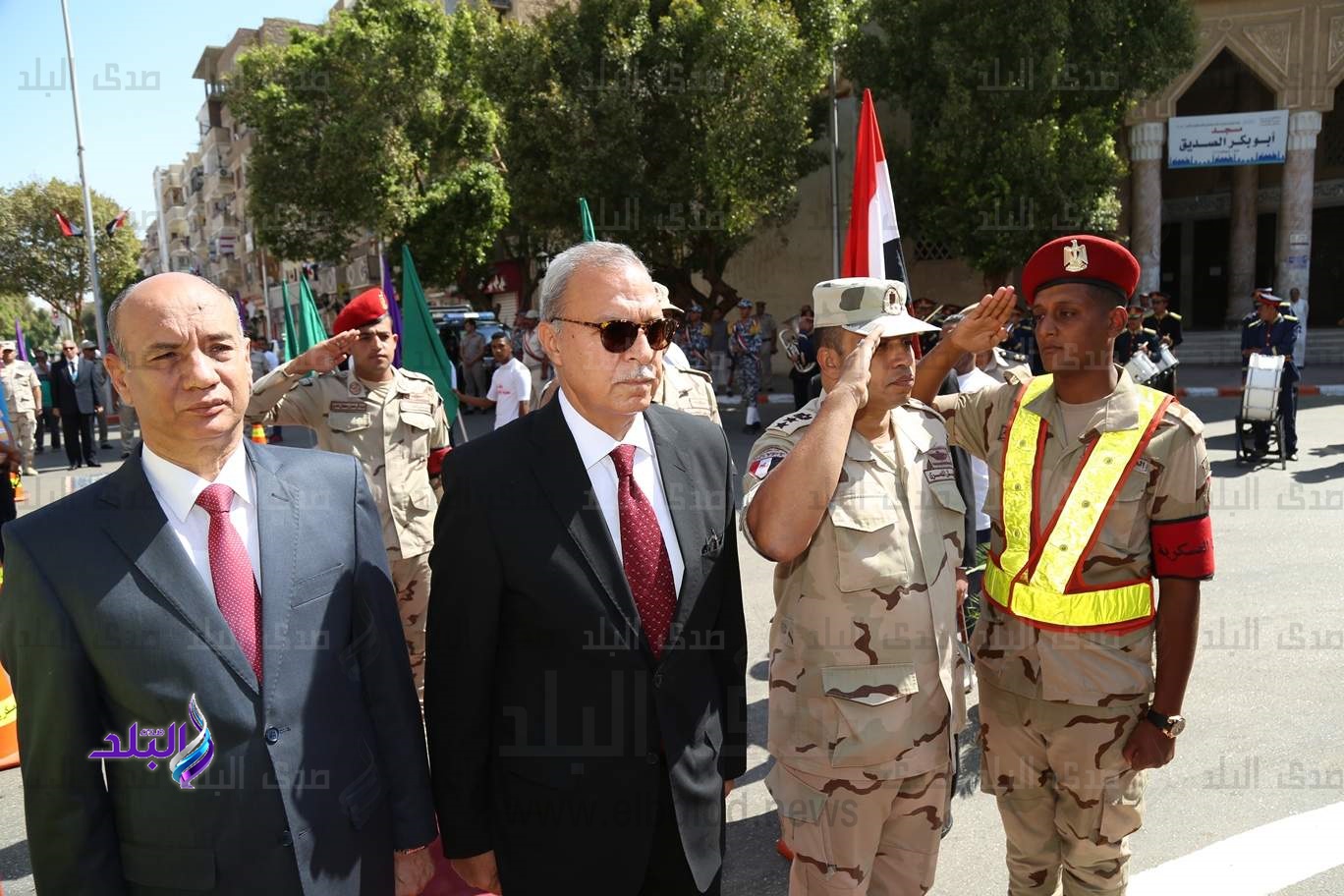 محافظ قنا و قياداتها يضعون إكليل من الزهور على النصب التذكار