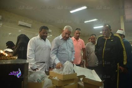 محافظ مطروح يتفقد مصنع التمور