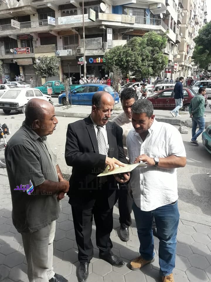 رئيس حي الزيتون يعلن الحرب على المحلات المخالفة والإشغالات رئيس حي الزيتون يعلن الحرب على المحلات المخالفة والإشغالات