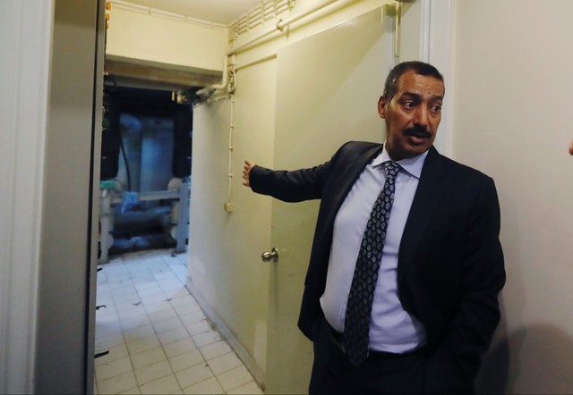 القنصل السعودي بتركيا محمد العتيبي من داخل القنصلية القنصل السعودي بتركيا محمد العتيبي من داخل القنصلية