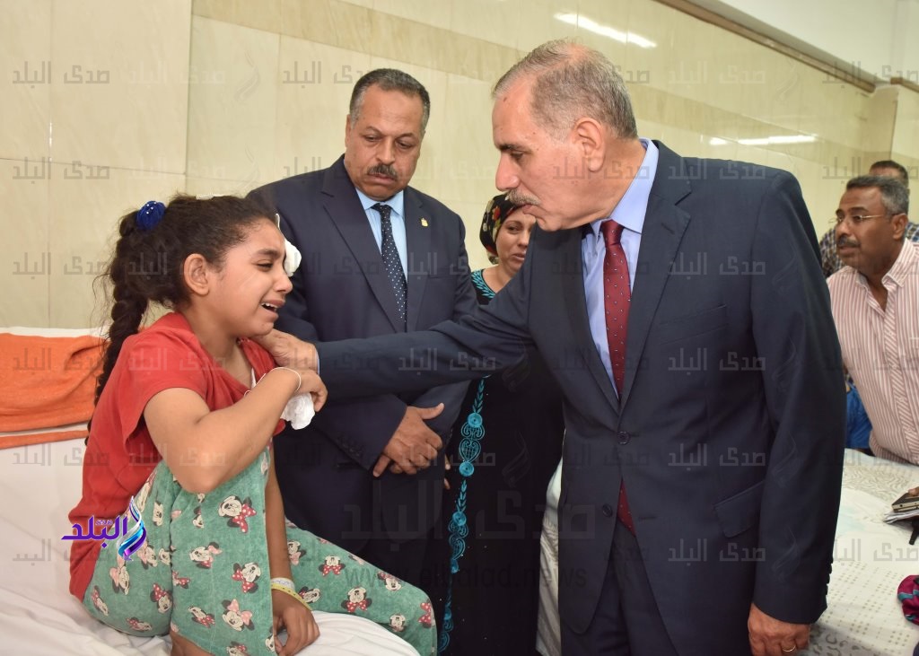 محافظ أسيوط يزور الطالبة المعتدى عليها بمستشفى اسيوط الجامعى