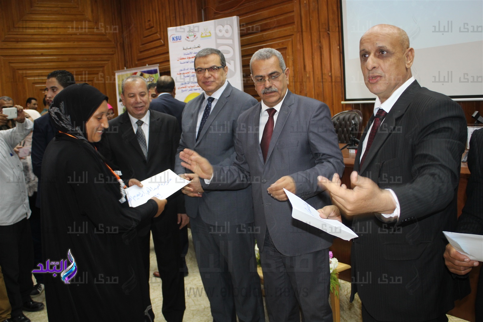 وزير القوى العاملة يوزع 536 شهادة أمان