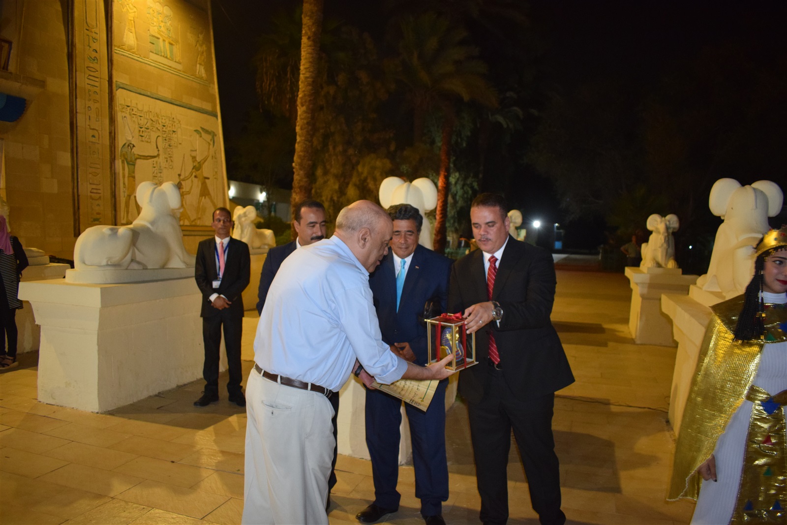 القرية الفرعونية تكرم المحاربين القدامى في ذكرى 6 أكتوبر