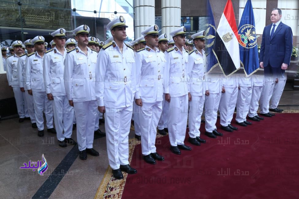 وزير الداخلية يشهد مراسم تخريج دفعة طلبة كلية الشرطة وزير الداخلية يشهد مراسم تخريج دفعة طلبة كلية الشرطة
