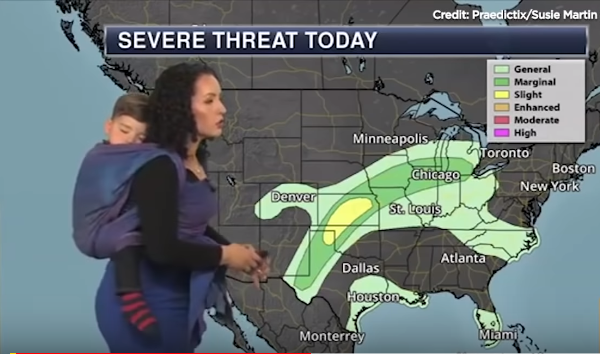 مذيعة تحمل ابنها الرضيع على ظهرها أثناء تقديمها نشرة الطقس