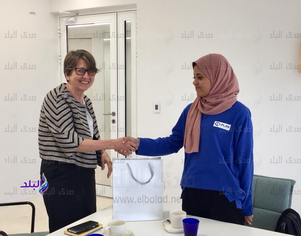 سفيرة فنلندا في القاهرة مع الطالبة المصرية سوزان