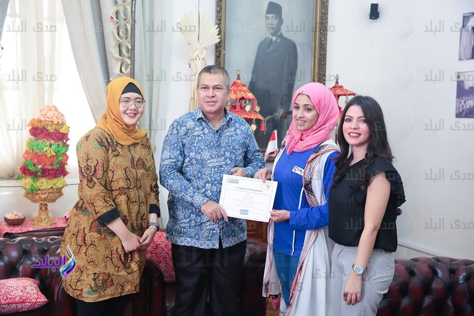 سفير إندونيسيا مع الطالبة داليا
