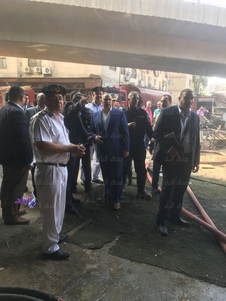 مدير امن الجيزة يصل موقع حريق مخزن حي الهرم