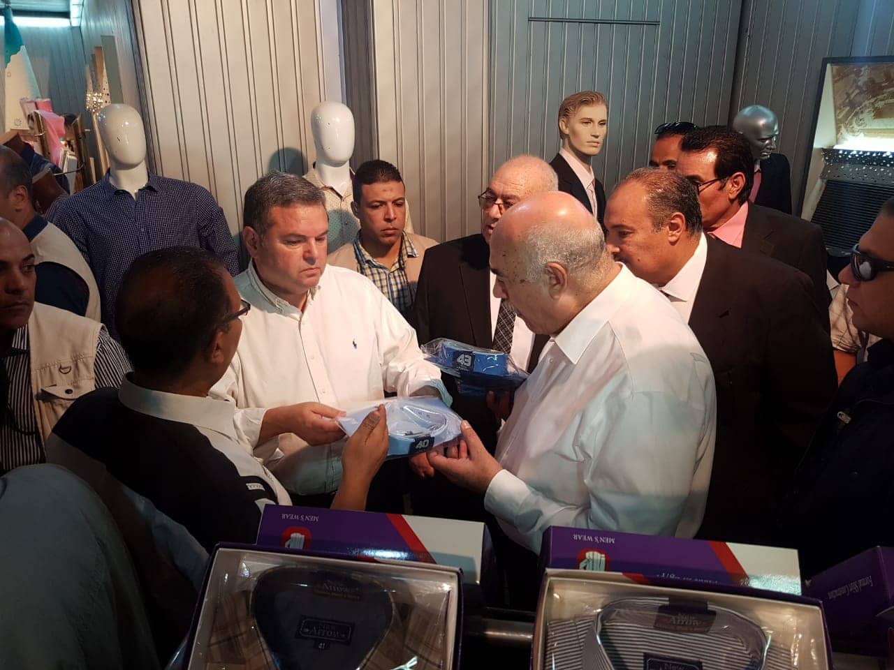 وزير قطاع الاعمال خلال جولته