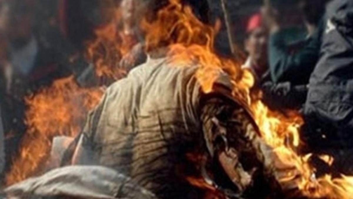 مدرس يشعل النيران في نفسه.. أرشيفية