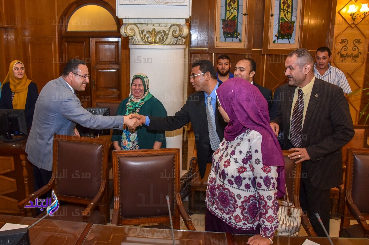 محافظ الإسكندرية يشارك في تكريم خريجي برنامج إعداد القيادات 