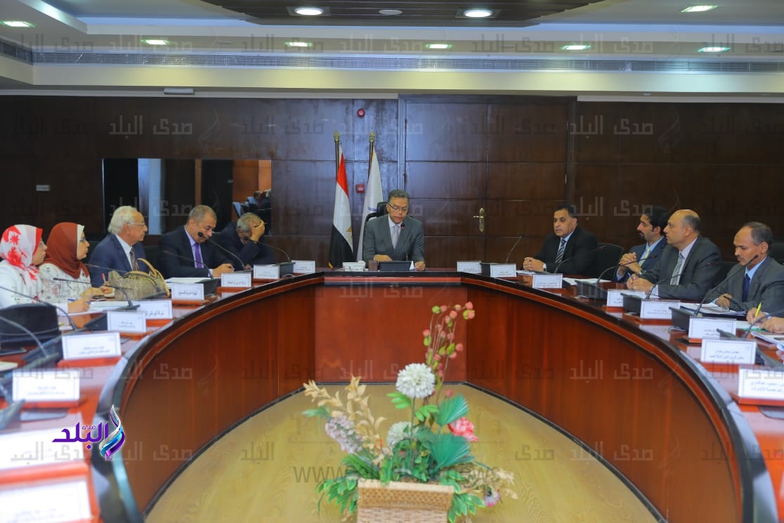 وزير النقل يجتمع مع الشركات المنفذة لتطوير المزلقانات