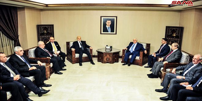 المعلم خلال اجتماعه مع الجعفري