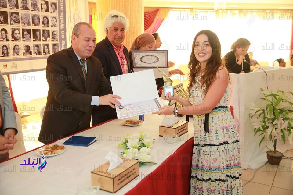 محافظ كفر الشيخ يكرم 42 فنانًا تشكليًا من 18 دولة.. صور