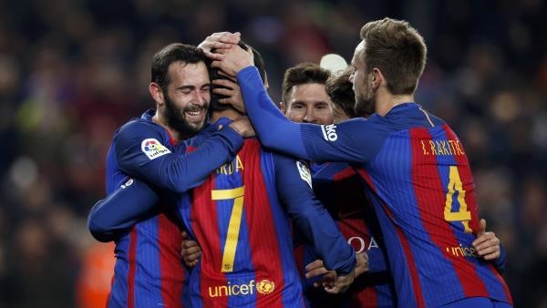 توران مع لاعبي برشلونة