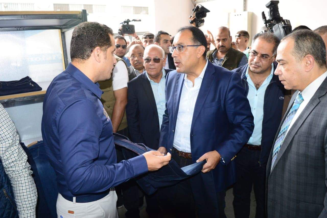 رئيس الوزراء لمسئول مصنع ببورسعيد رئيس الوزراء لمسئول مصنع ببورسعيد