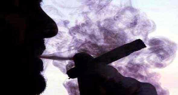 صورة ارشيفية - تعاطي مخدرات