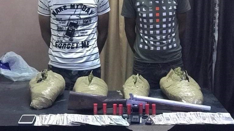 ضبط عاطلان بحوزتهما 12 كيلو بانجو وسلاح نارى بـ"شربين" ضبط عاطلان بحوزتهما 12 كيلو بانجو وسلاح نارى بـ"شربين"